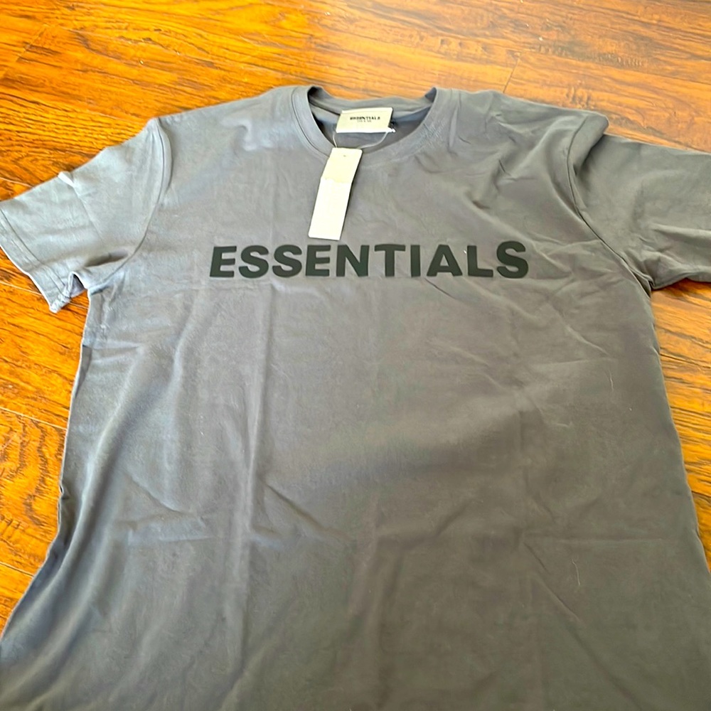 New essentials fear of god men t shirt size L